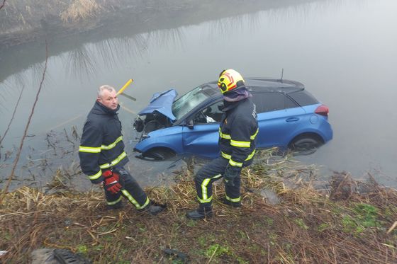 Auto sletio u kanal - 5