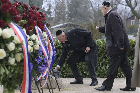 Polaganje vijenaca na Mirogoju povodom dana sjecanja na zrtve holokausta