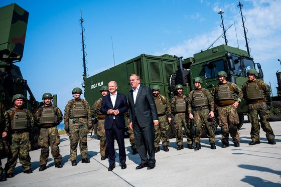 Olaf Scholz i Boris Pistorius s pripadnicima Bundeswehra