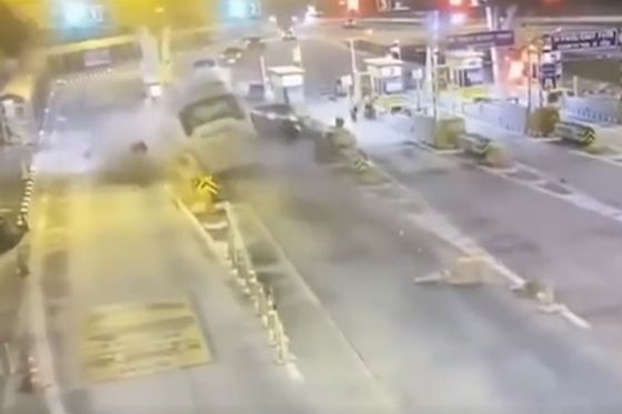 Autobus se zabio u betonski zid kraj naplatnih kućica