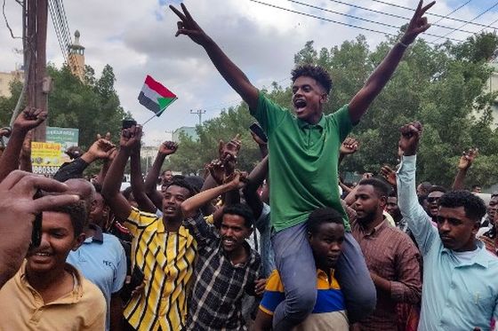 Ljudi u Sudanu slave nakon oslobođenja grada Wad Madani