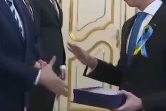 Učenik se odbio rukovati s predsjednikom Slovačke