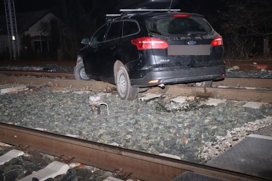 Automobilom zapeo na pruzi
