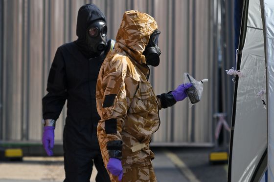 Britanski forenzičari istražuju trovanje Dawn Sturgees i Charlieja Rowleyja (Foto: AFP)