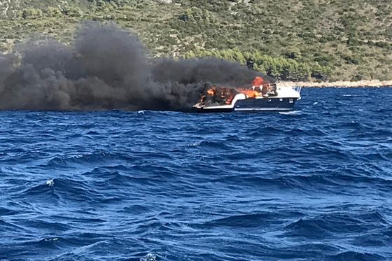 Potonula je jahta koja se zapalila u Hvarskom arhipelagu (Foto: Ministarstvo mora, prometa i infrastrukture)