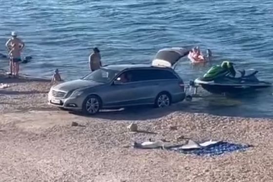 Mađarski turist autom ušao u more