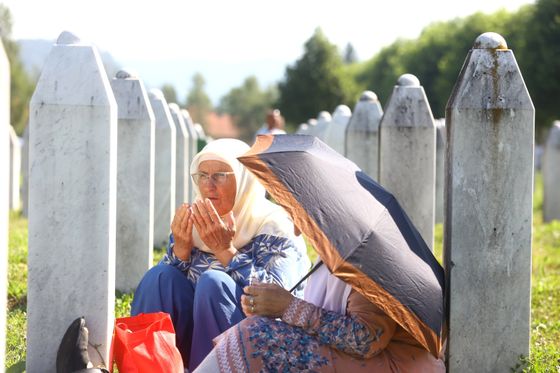 Obitelji žrtava sa Srebrenice posjećuju grobove
