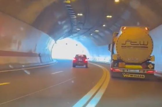 Vozač automobilom u tunelu prešao preko dvije pune crte i jurio u suprotnom stranom