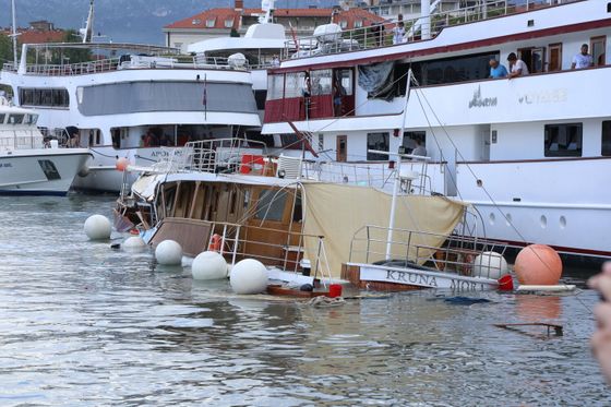 Trajekt u Splitu udario u dva velika broda, jedan potonuo - 1