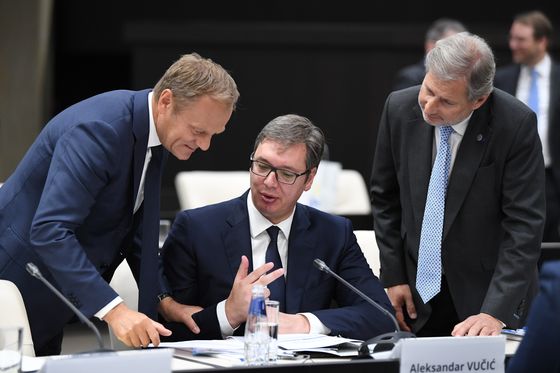 Donald Tusk, Aleksandar Vučić, i Johannes Hahn (Foto: AFP)