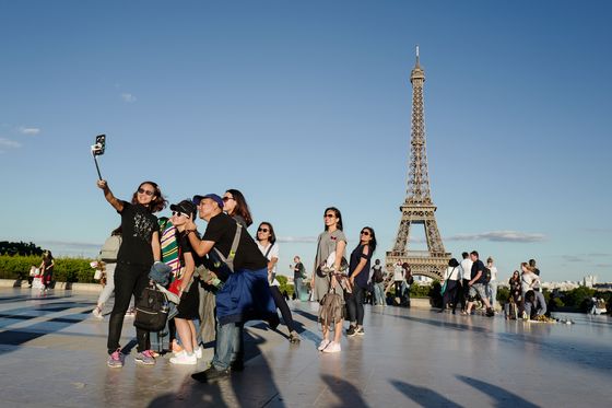 Turisti u Parizu (Foto: AFP)