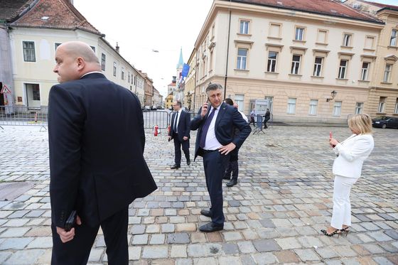 Andrej Plenković na Markovu trgu gdje se zapalio muškarac - 3