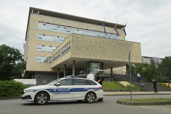 Policija ispred Gradske uprave u Zagrebu, ilustracija