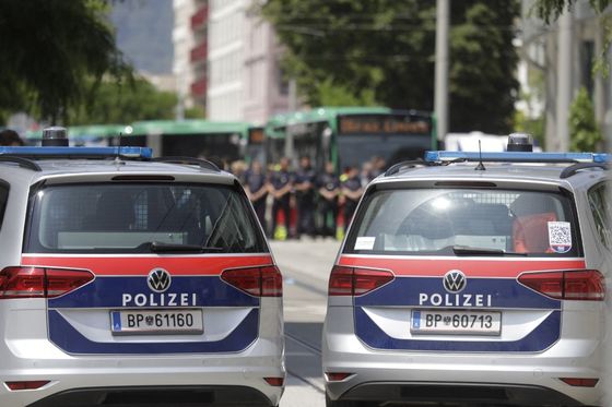 Policijska vozila u blizini masovne pucnjvae u Grazu