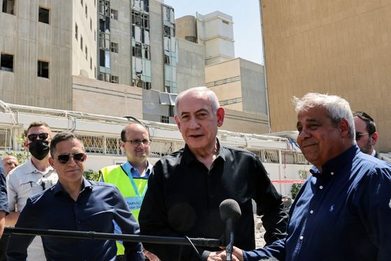 Benjamin Netanyahu u obilasku oštećene bolnice