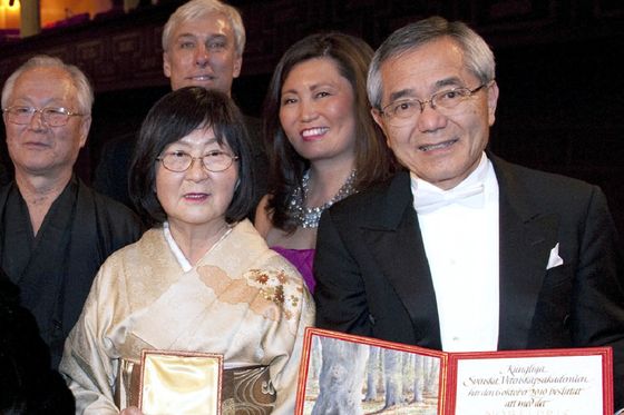 Ei-ichi Negishi sa suprugom Sumire (Foto: AFP)