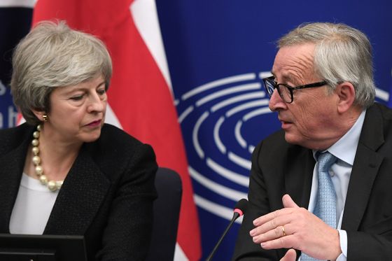 Theresa May i Jean-Claude Juncker (Foto: Frederick FLORIN / AFP)