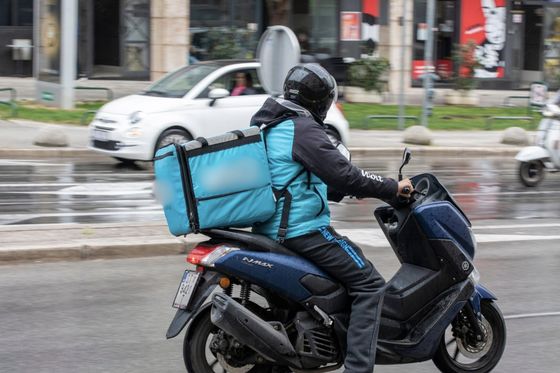 Ilustracija napadnutog dostavljača hrane