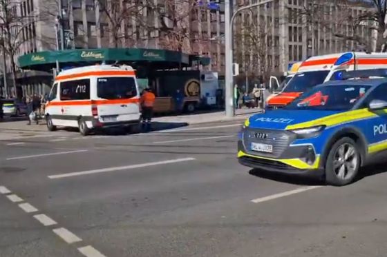 U Njemačkoj se vozač automobilom zaletio na skupinu ljudi