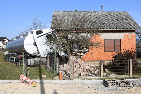 Vrbovec: Kamionom probio zid i ušao u dnevni boravak - 3