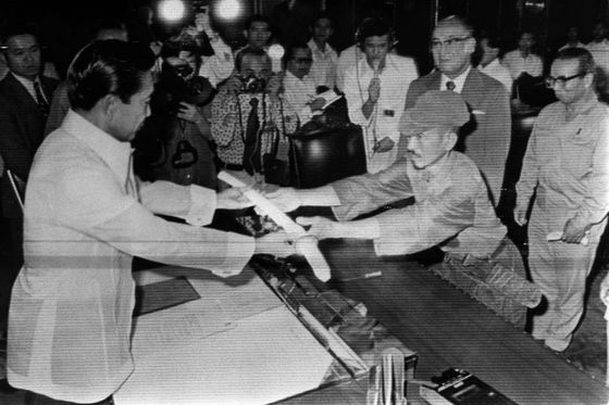 Hiroo Onoda predaje se filipinskom predsjedniku
