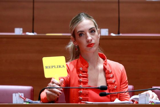 Kandidatkinja za županicu Istarske županije Sanja Radolović odbacila je navode da se nalazi na videu koji kruži internetom, a na kojem je žena duge plave kose u bikiniju