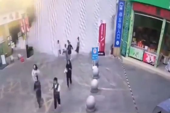 Prolaznike u kineskom gradu u provinciji Yunnan okupala je voda iz bazena na vrhu zgrade