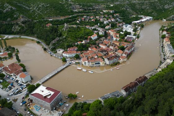 Zračne snimke poplavljenog grada zbog izlijevanja rijeke Zrmanje