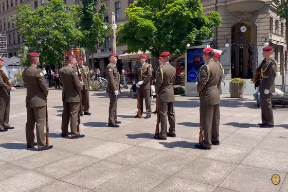 Hrvatska vojska u centru Zagreba izvodi We Will Rock You