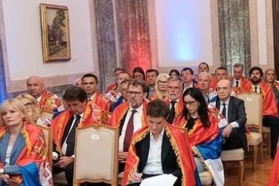 Tomislav Žigmanov obavijen srpskom zastavom