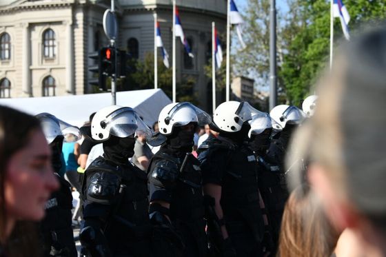 Kordon policije između prosvjednika i Vučićevih pristaša - 1