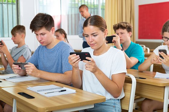 Učenici s mobitelima