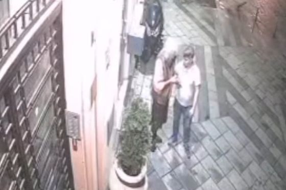Napad na stariju ženu, screenshot