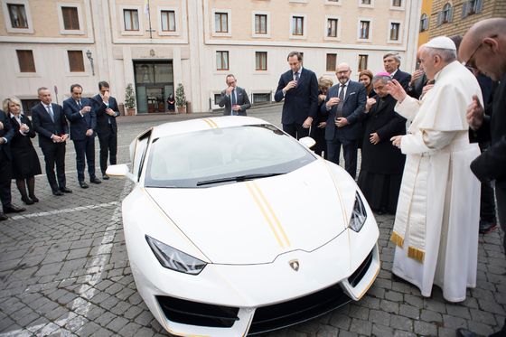Papa dobio Lamborghinija (Foto: AFP)