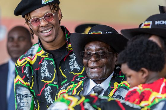 Rober Mugabe Jr. sa svojim ocem (Foto: AFP)