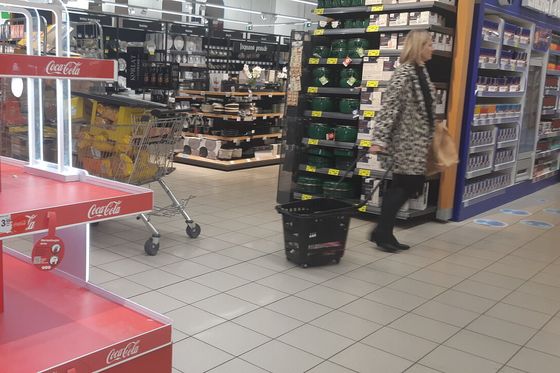 S polica trgovina maknuta Coca-Cola - 1