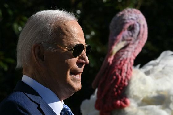 Američki predsjednik Joe Biden pomilovao je purice Peach i Blossom uoči Dana zahvalnosti