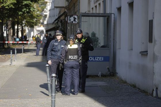 Policija ispred sinagoge u Berlinu na koju su bačeni molotovljevi kokteli