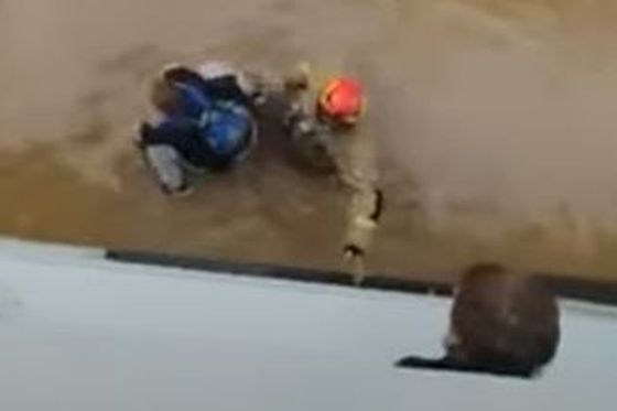 Snimke spašavanja dječaka iz poplavljene kuće