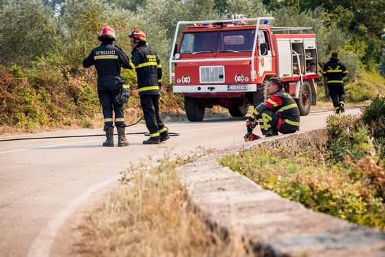 Vatrogasci gase požar kod Skradina