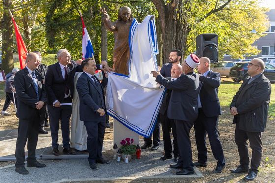 Kip svete Majke Terezije u Osijeku