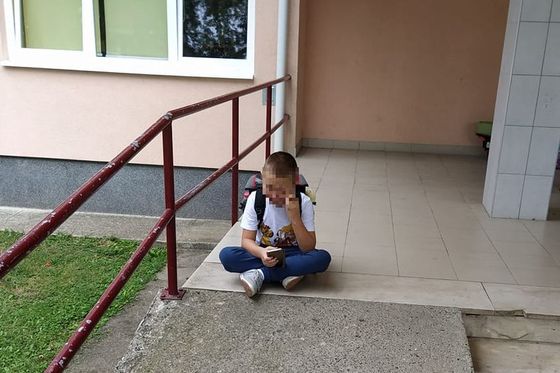 Dječak ispred škole čeka pomoćnika u nastavi (Foto: Facebook)