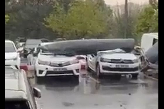 Spremnik goriva pao na automobile