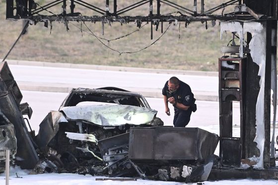Auto udario u agregat za točenje goriva - 4