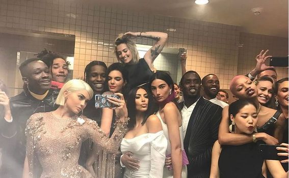 Kylie Jenner selfie na Met Gali