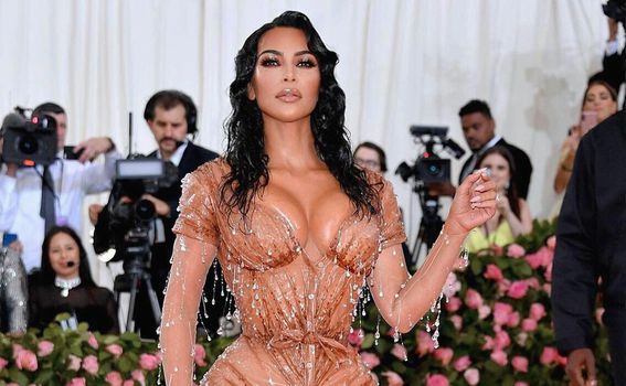 Kim Kardashian u haljini s kapljicama