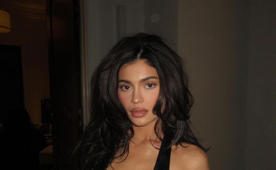Kylie Jenner - 2