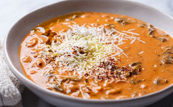 Varivo od graha poslužite s naribanim parmezanom