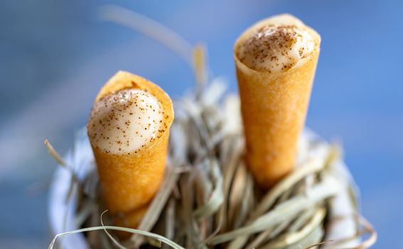 Petit four - kornetić sa zadarskim maraskinom i crnom limetom