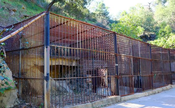 U parku se mogu razgledati stari kavezi za životinje